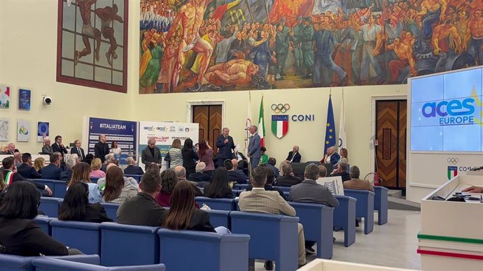 El alcalde de Segovia, José Mazarías, recibe la proclamación de manos del presidente del Comité Olímpico Nacional Italiano, Giovanni Malagón.