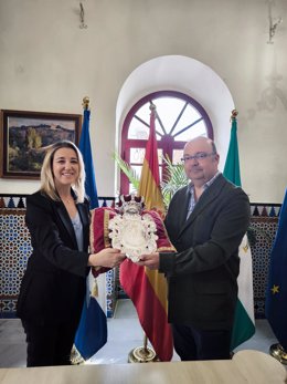 La alcaldesa de Alcalá de Guadaíra, Ana Isabel Jiménez, ha entregado este lunes al hermano mayor de la Hermandad del Rocío de Alcalá, Joaquín Barello, el escudo de plata de la ciudad.