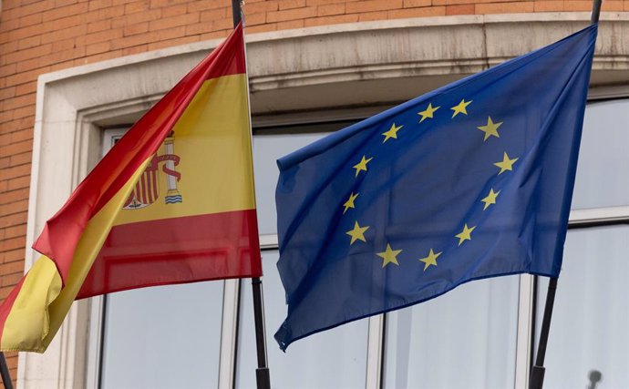 Archivo - Una bandera de la Unión Europea junto a una bandera de España, a 3 de enero de 2024, en Madrid (España). La bandera de la Unión Europea está formada por 12 estrellas amarillas dispuestas en círculo sobre un fondo azul. Las estrellas representan 
