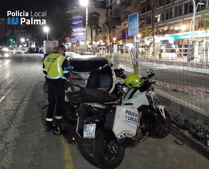 Un agente de la Policía Local de Palma en un control en Paseo Marítimo.
