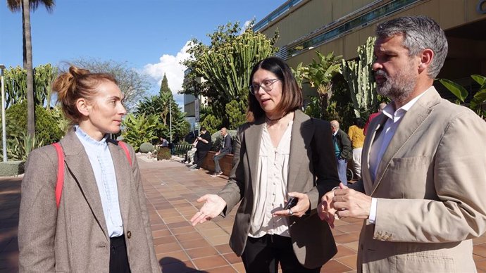 La diputada socialista en el Congreso y portavoz del PSOE en el Ayuntamiento de Marbella (Málaga), Isabel Pérez, junto con el secretario de Organización del partido a nivel provincial, José Bernal