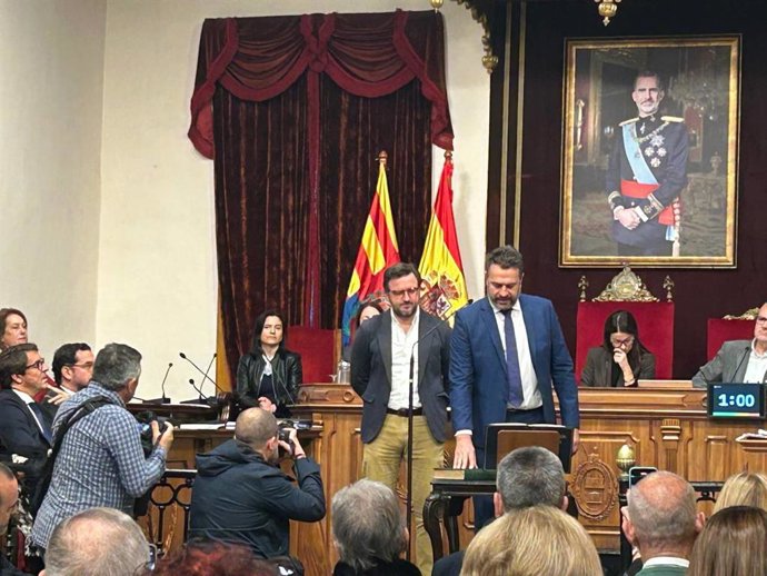 El alcalde de Elche, Pablo Ruz, y José Antonio Román Benticuaga en su toma de posesión como concejal en el Ayuntamiento de Elche.