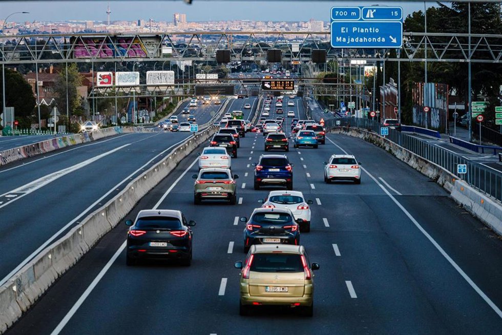 Varios vehículos en la carretera A-6 durante la operación retorno por Semana Santa, a 31 de marzo de 2024, en Madrid (España).