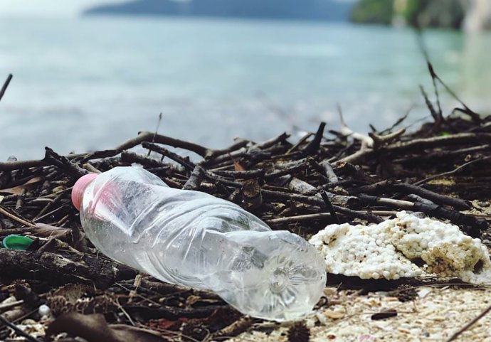 La investigación muestra una correlación entre la producción de plástico y la contaminación plástica