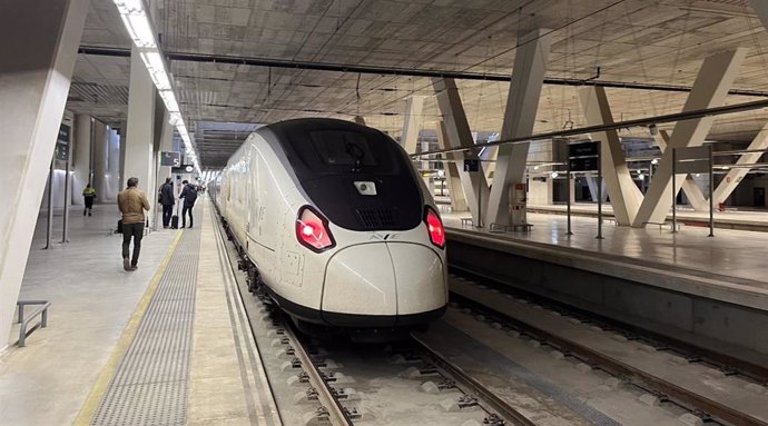 Renfe simula viajes comerciales con los nuevos trenes S106 Avril antes de su estreno en Asturias y Galicia.