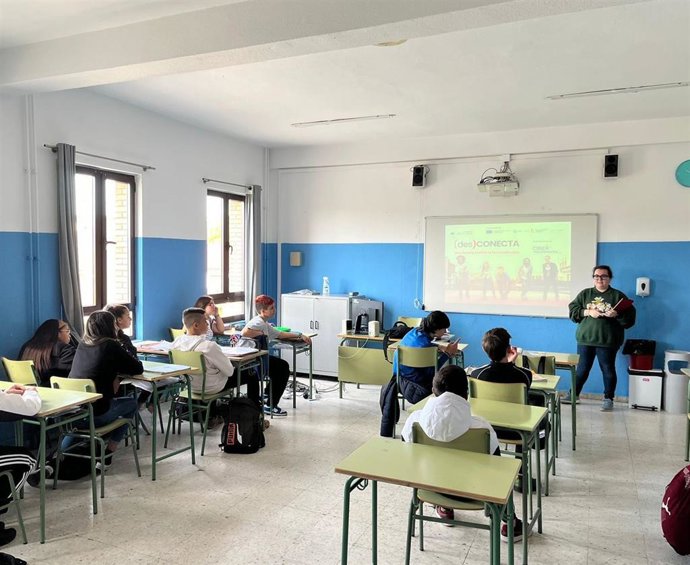 El programa (Des)CONECTA ha formado a 1.900 jóvenes en lo que va de año para que hagan un buen uso de móvil