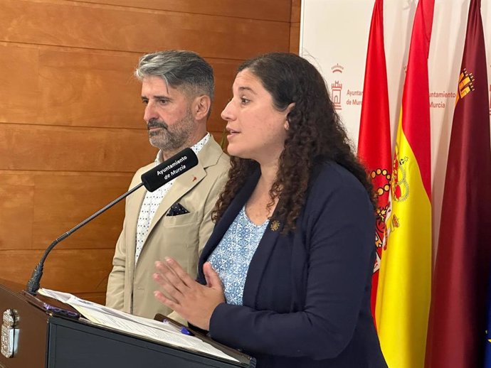 La concejala de Talento Joven y Espacios Públicos, Sofía López-Briones, junto al presidente de la patronal hostelera HoyTú, Jesús Jiménez,en una ruerda de prensa