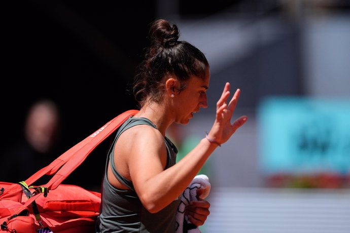 Sara Sorribes deja la pista de la Caja Mágica tras perder con Iga Swiatek en el Mutua Madrid Open 2024