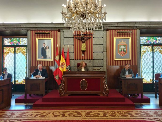 La alcaldesa preside el pleno extraordinario del Ayuntamiento de Burgos.