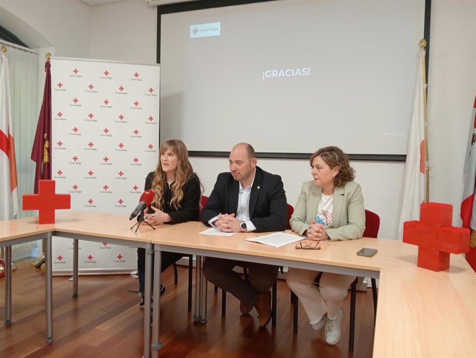 La coordinadora de Cruz Roja en León, Marta Cuesta; el presidente provincial, Daniel Hernández; y la secretaria general, Nuria Lozano.