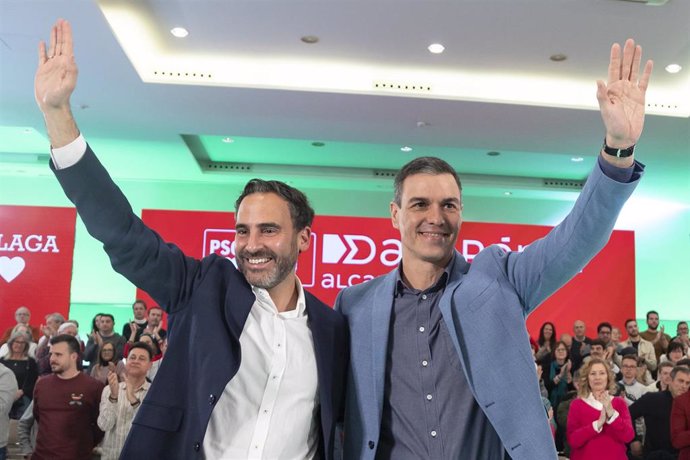 Archivo - El secretawrio general del PSOE de Málaga, Daniel Pérez y el líder del PSOE, Pedro Sánchez, en una imagen de archivo