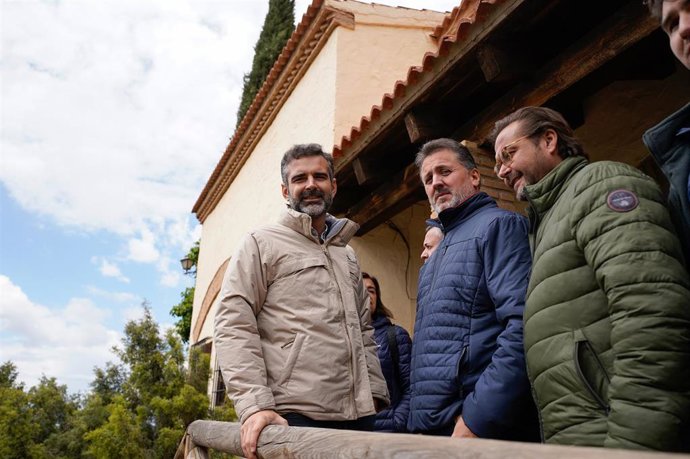 El consejero de Sostenibilidad, Medio Ambiente y Economía Azul de la Junta de Andalucía y portavoz del Gobierno andaluz, Ramón Fernández-Pacheco, durante la visita los equipamientos para uso público en la Sierra de Huétor