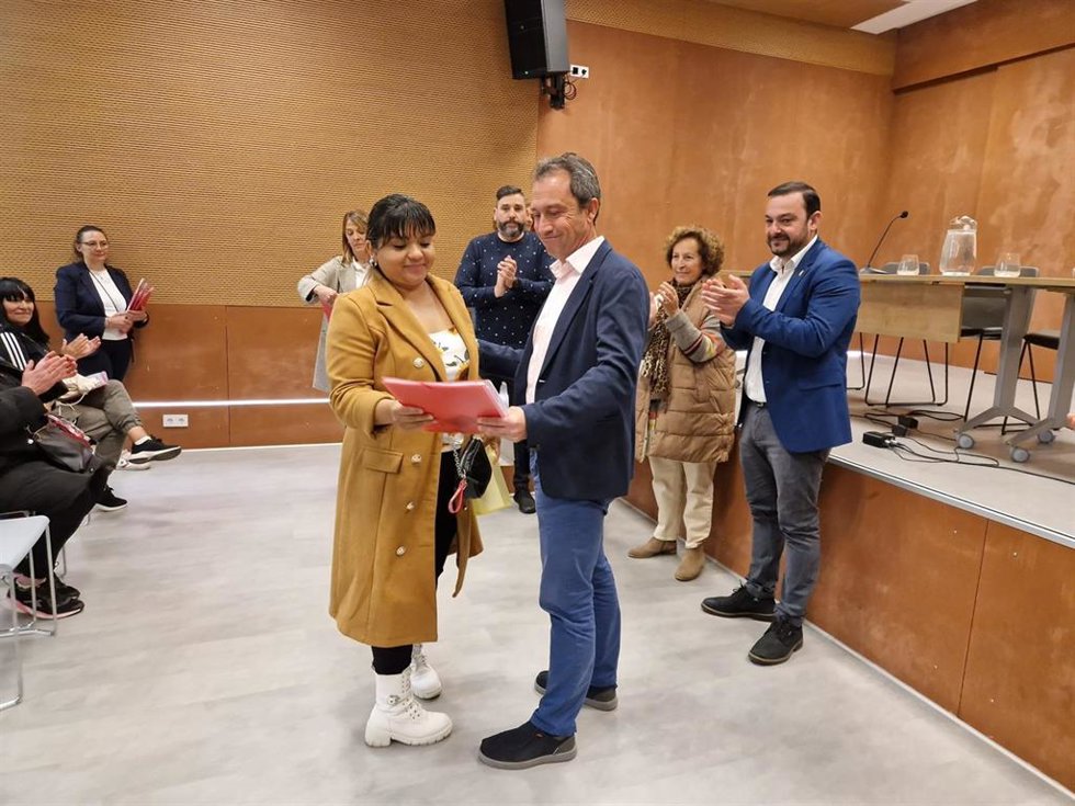 El consejero de Ordenación de Territorio, Urbanismo, Vivienda y Derechos Ciudadanos, Ovidio Zapico, entrega sus llaves a una de las personas a las que se le ha adjudicado una nueva vivienda en Mieres