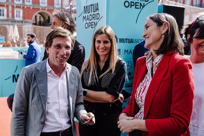 (I-D) El alcalde de Madrid, José Luis Martínez-Almeida; la concejala delegada de Deporte, Sonia Cea y la portavoz del PSOE en el Ayuntamiento de Madrid, Reyes Maroto, durante la presentación oficial del torneo de tenis Mutua Madrid Open 