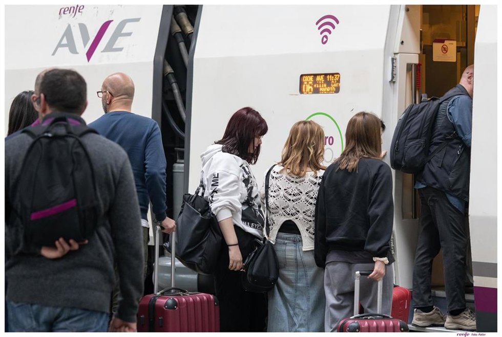 Archivo - Viajeros acceden a un tren de Renfe.