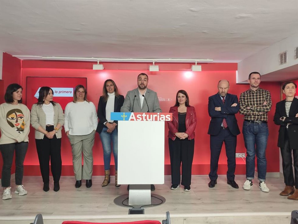El presidente del Principado y secretario general de la FSA, Adrián Barbón, acompañado de la Ejecutiva de la FSA.
