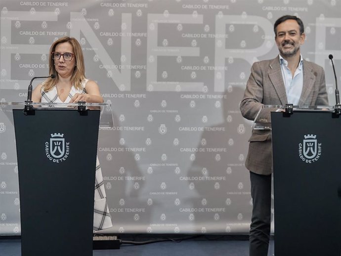 La presidenta del Cabildo de Tenerife, Rosa Dávila, y el vicepresidente, Lope Afonso, en rueda de prensa