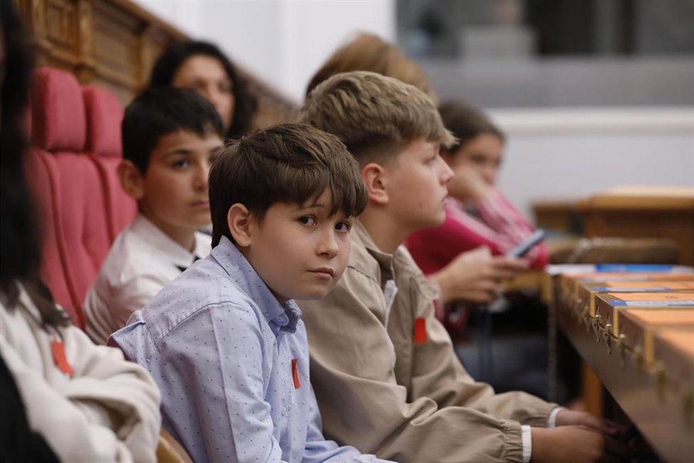 Pleno 'Diputados y diputadas por un día' con Aldeas Infantiles en las Cortes de C-LM.