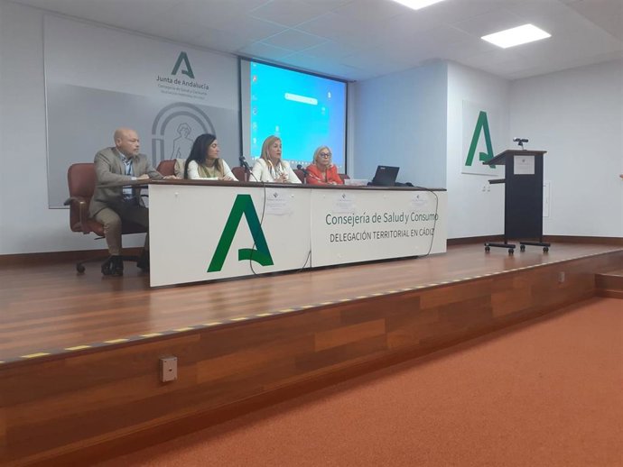 La delegada territorial de Salud y Consumo en Cádiz, Eva Pajares, inaugura la jornada del Distrito Sanitario Bahía de Cádiz-La Janda