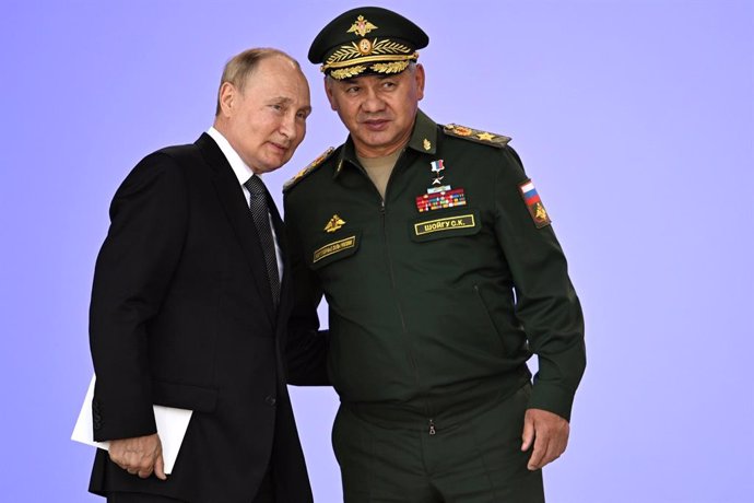 Archivo - FILED - 15 August 2022, Russia, Moscow: Russian President Vladimir Putin (L) talks with Defense Minister Sergei Shoigu during the opening of the Army 2022 International Military and Technical Forum. Photo: -/Krelmlin/dpa - ATTENTION: editorial u