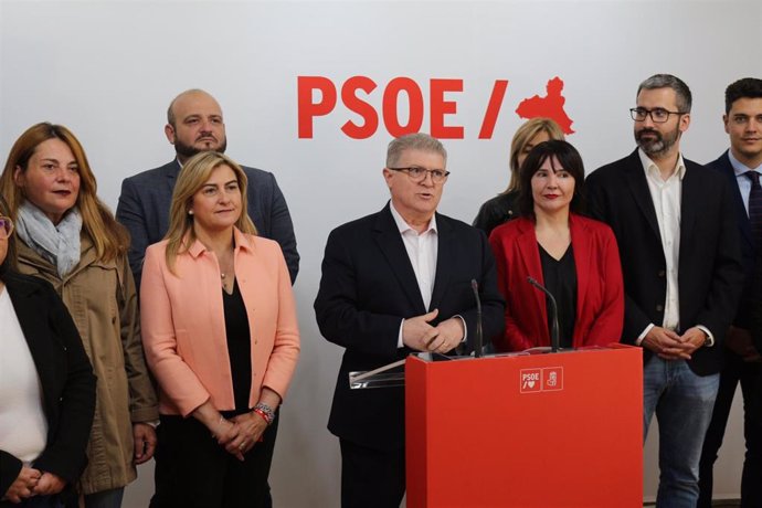 El secretario general del PSRM-PSOE, José Vélez, acompañado por dirigentes socialistas, ofrece una rueda de prensa