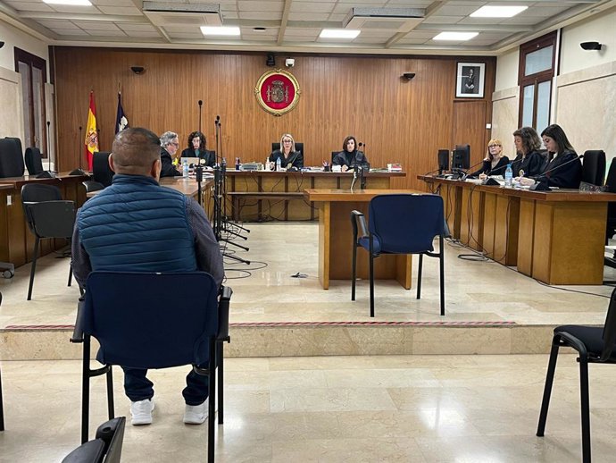 El acusado de abusos sexuales a una amiga de su hija, sentado para el juicio en la Audiencia.