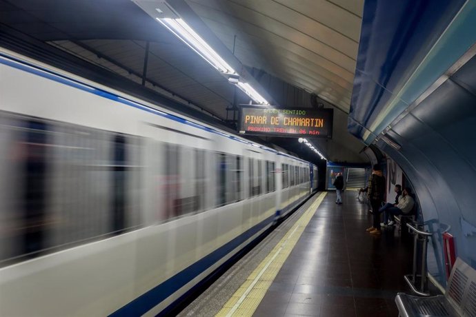 Archivo - Un tren entrando en la estación de Antón Martín de Metro