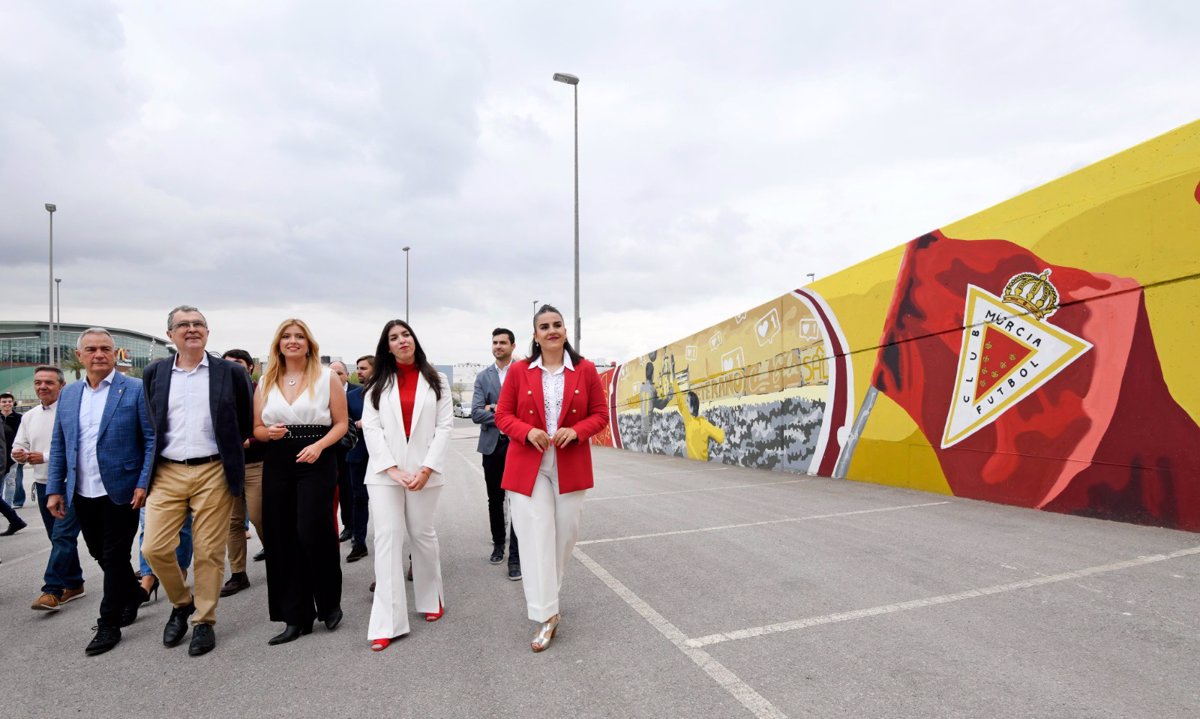El estadio  Enrique Roca  ya luce un mural en homenaje a la historia y a la afición del Real Murcia