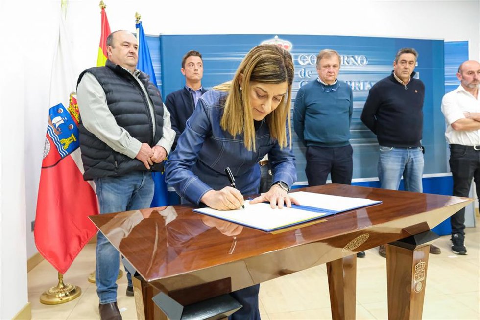 La presidenta de Cantabria, María José Sáenz de Buruaga, firma un pacto con el sector ganadero