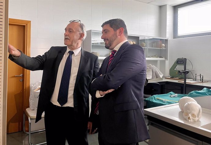 El vicepresidente primero, Alejandro Nolasco, junto al director del IMLA, José Manuel Arredondo, durante la visita a las instalaciones.