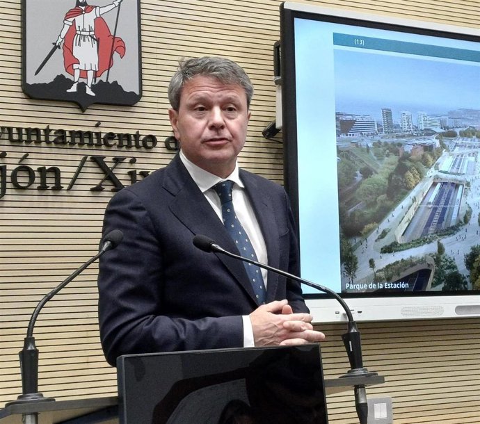 Rueda de prensa del secretario de Estado secretario de Estado de Transportes y Movilidad Sostenible, José Antonio Santano, en el Ayuntamiento de Gijón.