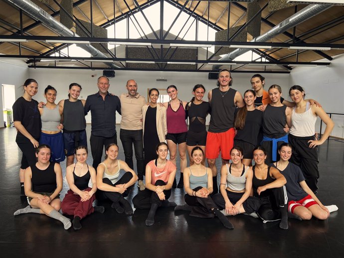 El director del Teatro de la Maestranza visita el centro coreográfico internacional Take Off Dance.