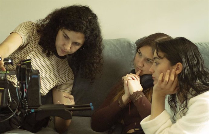 La joven directora valenciana Mar Castel ha finalizado el rodaje de su primer corto de ficción, 'La virgen manchada de vino', en el que aborda las secuelas que dejan los abusos sexuales.