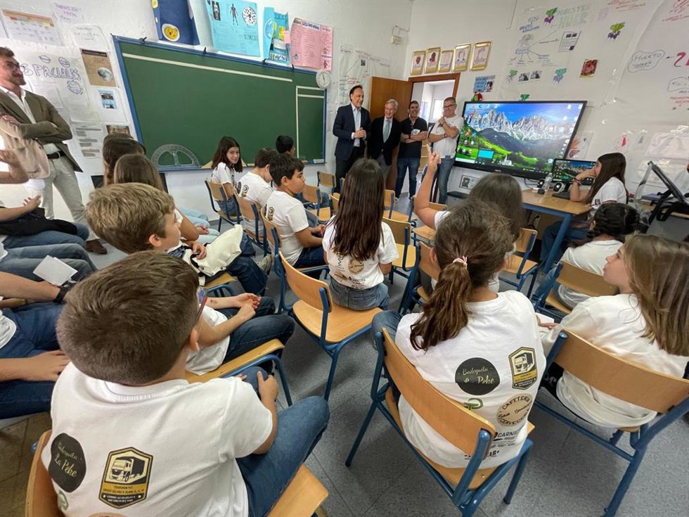 El consejero de Universidad, Investigación e Innovación, José Carlos Gómez Villamandos, en el colegio San Ignacio del Viar, en Sevilla, que celebrará una conferencia con astronautas de la Estación Espacial Internacional en el último semestre de 2024
