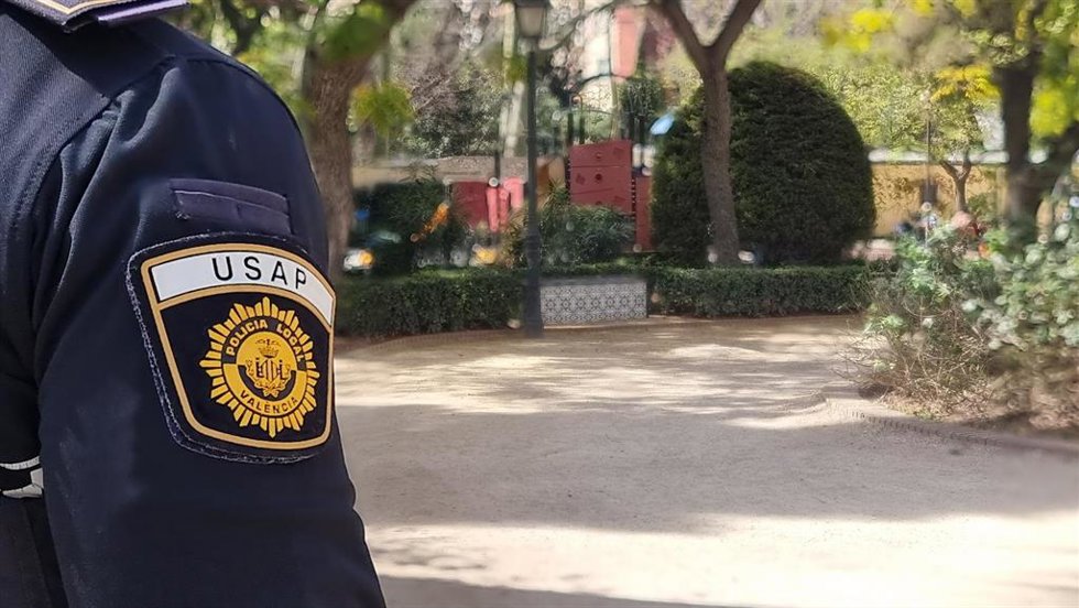 Imagen de archivo de un agente de la Policía Local de Valncia en un parque