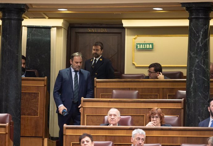 Archivo - El diputado del Grupo Mixto y exministro de Transportes José Luis Ábalos llega a una sesión plenaria, en el Congreso de los Diputados, a 14 de marzo de 2024, en Madrid (España).