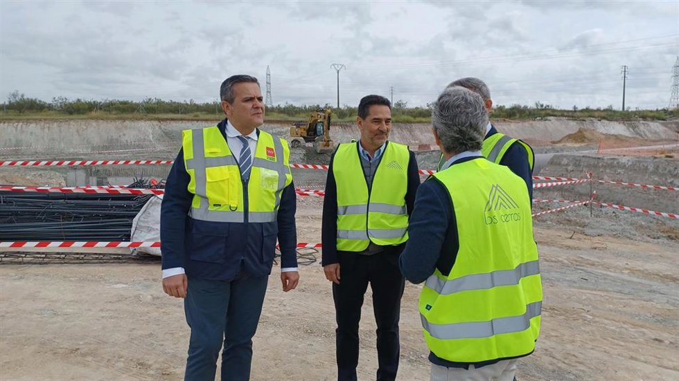 El consejero de Vivienda, Transportes e Infraestructuras, Jorge Rodrigo, visita los Cerros.