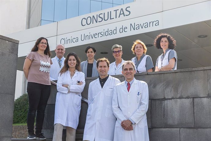 El doctor José Luis Pérez Gracia (primero por la derecha en primera fila) y la Dra. Ana Patiño (tercera por la derecha en segunda fila), junto al equipo de investigadores del CCUN.