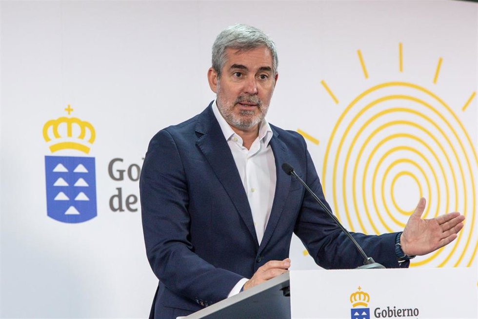El presidente de Canarias, Fernando Clavijo, ofrece una rueda de prensa tras reunirse en la sede de la Presidencia del Gobierno de Canarias, a 22 de abril de 2024, en Las Palmas, Gran Canaria, Canarias (España). Durante la reunión, han abordado la modif