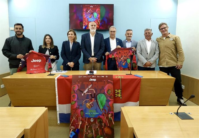 Foto de familia durante la presentación de la quinta edición del Tarifa Wing Pro en la Diputación de Cádiz, a 29 de abril de 2024 en Cádiz (Andalucía, España). 