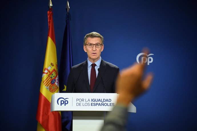 El presidente del PP, Alberto Núñez Feijóo, durante una rueda de prensa, en la sede del partido, a 25 de abril de 2024, en Madrid (España). 