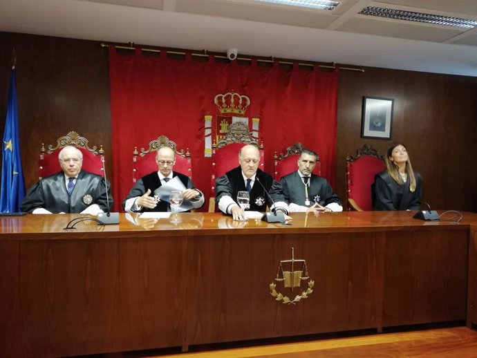 Archivo - Joaquín Galve, presidente del Tribunal Superior de Justicia de Navarra (TSJN) en el acto de apertura del año judicial 2023-24, y Mari Paz Benito, a la derecha en la imagen.