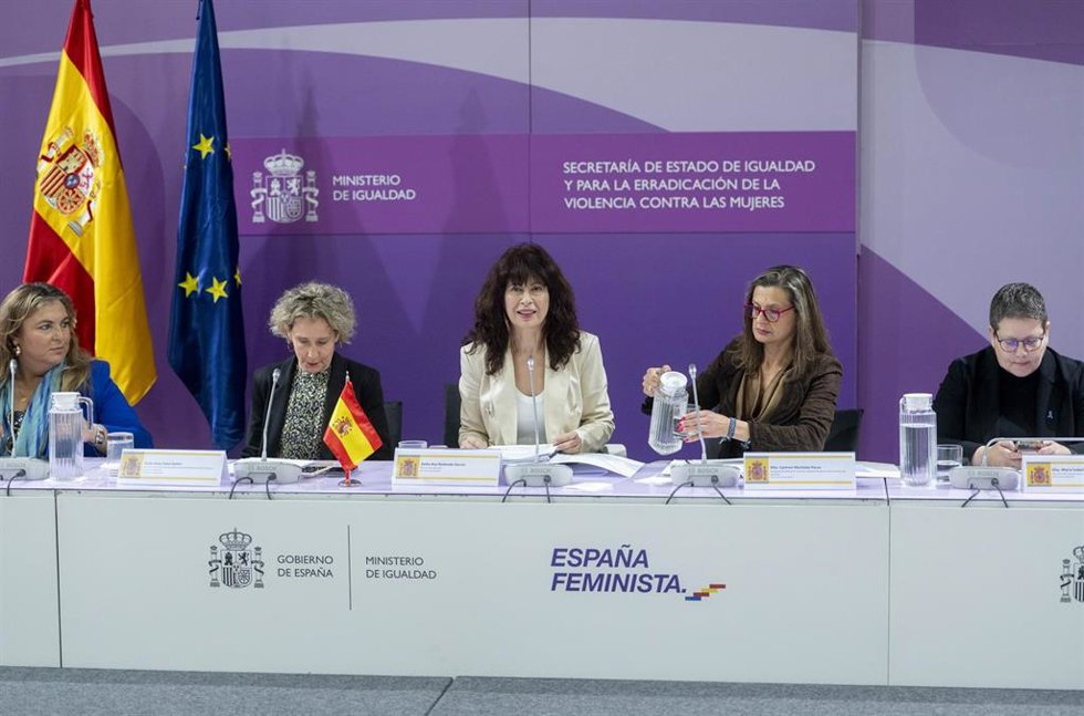 La secretaria de Estado para la Igualdad y la Erradicación de la Violencia, Aina Calvo (2i); la ministra de Igualdad, Ana Redondo (3i) y la delegada del Gobierno contra la violencia de género del ministerio de Igualdad, Carmen Martínez.
