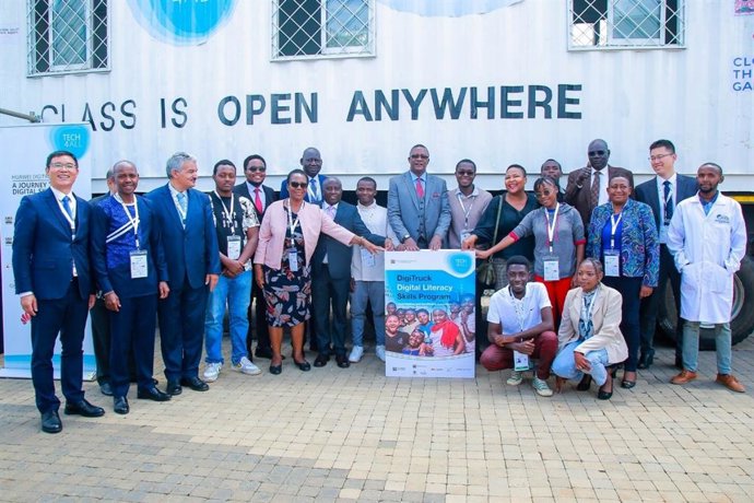 Mr.Eliud Owalo along with ICT Ministers from Lesotho, Sahrawi and South Sudan; PS ICT John Tanui along with PSs from Malawi, Sahrawi, South Sudan and Zimbabwe; Chair of the Communications Authority, CEO of the ICT Authority. Accompanying the government of