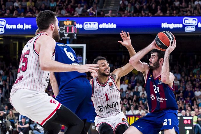 Alex Abrines of FC Barcelona in action against Nigel Williams-Goss of Olympiacos Pireaus during the Turkish Airlines EuroLeague, match played between FC Barcelona and Olympiacos Piraeus at Palau Blaugrana on April 26, 2024 in Barcelona, Spain.