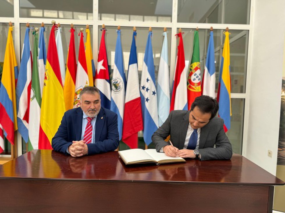 El consejero de Justicia, Administración Local y Función Pública, José Antonio Nieto, ha realizado este lunes una visita institucional a Santa Fe (Granada), junto al alcalde, Juan Cobo.