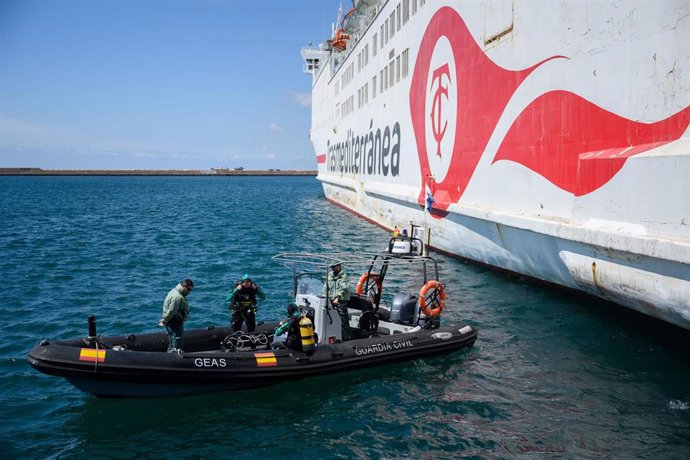La Guardia Civil participa en un ejercicio para evaluar el plan de seguridad del Puerto de Almería.