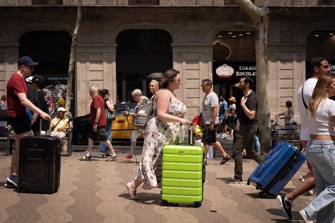 Archivo - Varias personas pasean por Las Rambla en Barcelona.