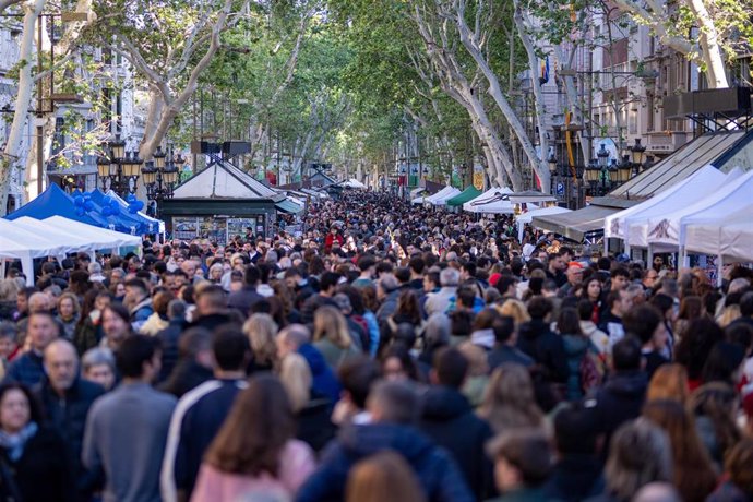 Cientos de personas visitan las paradas durante el día de Sant Jordi 2024, a 23 de abril de 2024, en Barcelona, Catalunya (España). Barcelona acoge como cada año la festividad de Sant Jordi y engalana la ciudad de rosas rojas. Además, la actividad princip