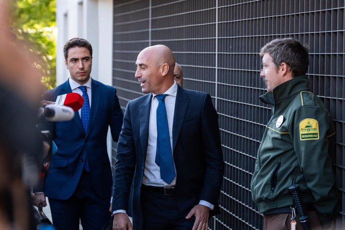 El expresidente de la RFEF Luis Rubiales (c) a su llegada a declarar en calidad de imputado al Juzgado de Primera Instancia e Instrucción Número 4 de Majadahonda, a 29 de abril de 2024, en Majadahonda, Madrid (España). La jueza interroga hoy a Luis Rubial